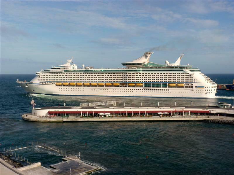 The Voyager of the Seas calls at Ponta Delgada. (photo: António Manuel Dias de Simas)