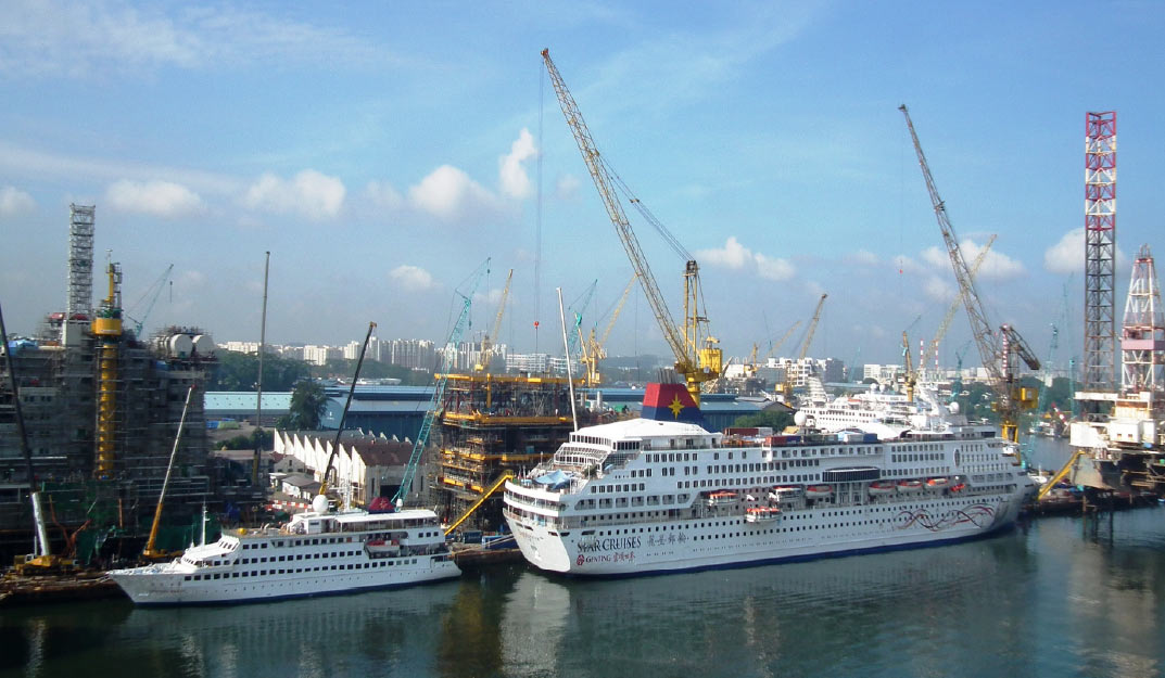 Star Cruises’ Superstar Gemini (right) and Genting World (left) completed repairs in Sembawang Shipyard in December 2012.