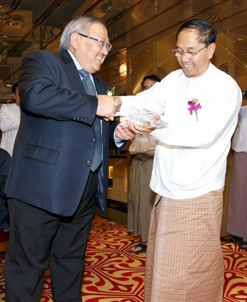 Yangon Region Government Chief Minister H.E. U Myint Swe (right) receiving a commemorative souvenir from Mr. William Ng, Chief Operating Officer, Star Cruises at Spices Restaurant onboard SuperStar Libra.