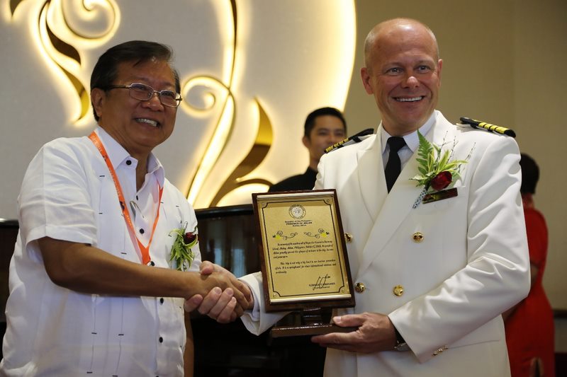 At the welcome ceremony, SuperStar Gemini Captain Jukka Silvennoinen (right) received a commemorative plaque from Honourable Florencio T. Miraflores, Governor of the Provincial Government of Aklan (left).