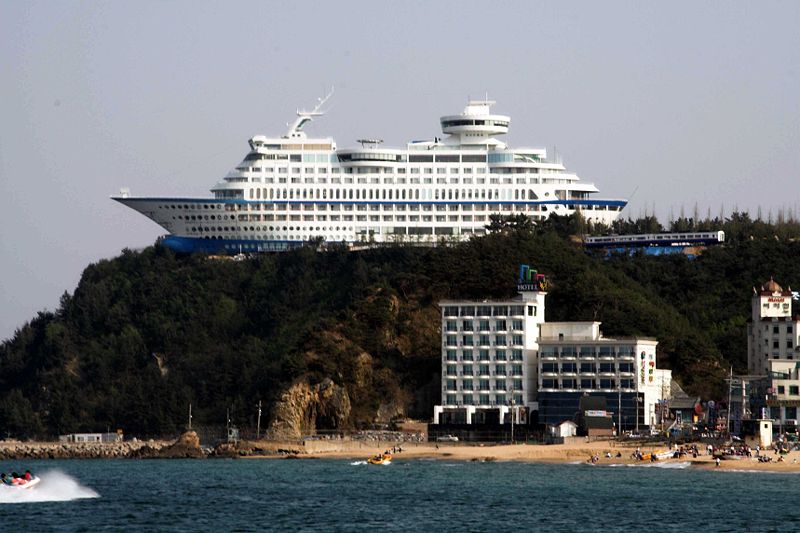 Cruise Ship Hotel in South Korea (photo: WikiMedia/parhessiastes)