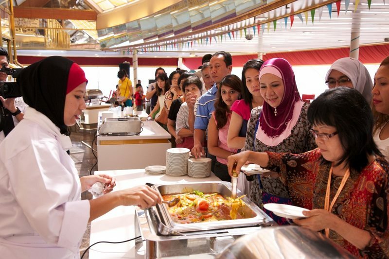 The cooking demo by Ms. Maizatul Shila Bt. Mat Baki (left), winner of the Gold Medallion Award (Amateur Category) of The Star Cruises Nasi Kandar Cooking Competition 2013, at Mariners Buffet, Deck 9 Aft received great response from the audience.