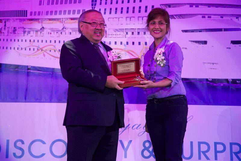 Ms. Flordeliza Villaseñor, Director of Manila Tourism and Cultural Affairs Bureau (right) presented the “Key to the City” to Mr. William Ng, Chief Operating Officer of Star Cruises (left).