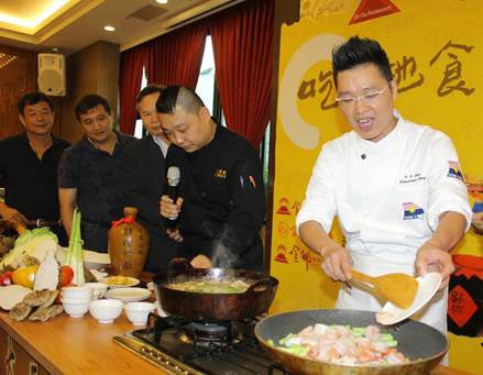 Chef Kenny Chan (right) joined Taichung restaurant chef to create delectable dishes for the guests to enjoy.