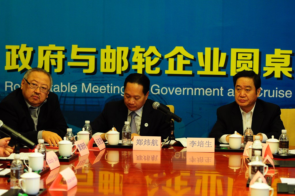 From CCS8, William Ng (left, COO, Star Cruises) talks business with gov't officials in China.