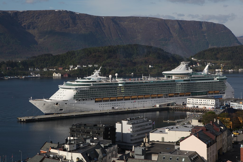 Royal Caribbean’s Independence of the Seas calls in Alesund. 