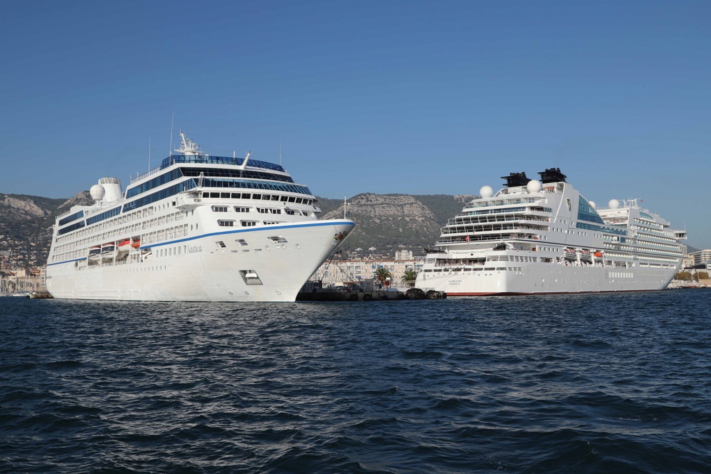 Seabourn Ovation and Oceania Nautica in Toulon