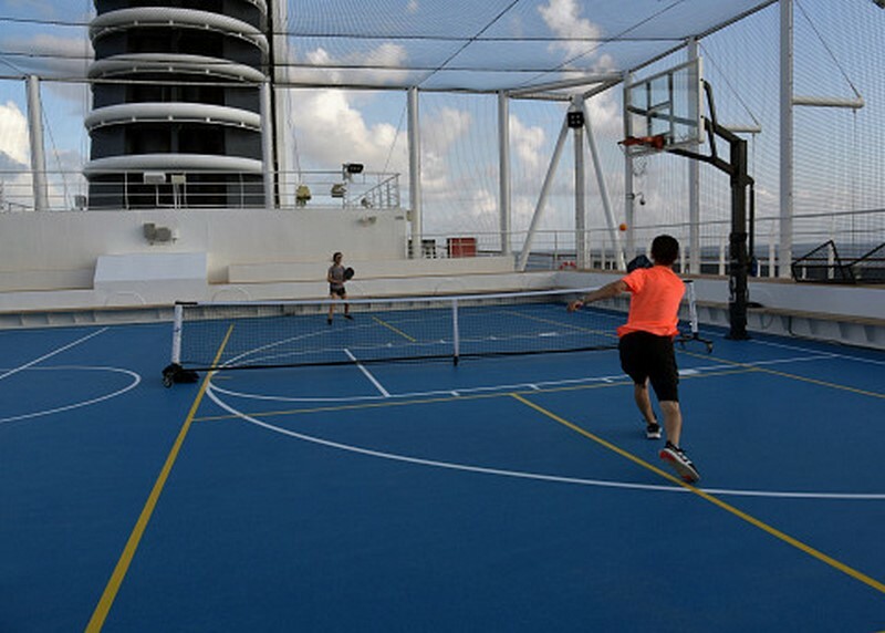 guests play pickleball on nieuw statendam