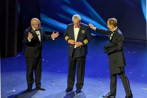 Robin Lindsay (center)