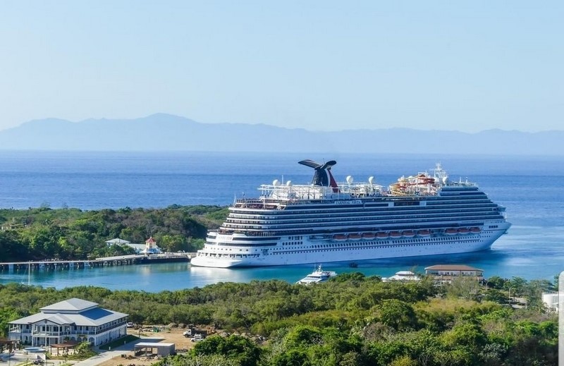 Vista sailing from Mahogany Bay