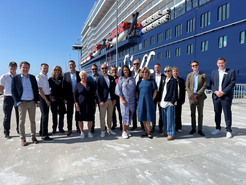 Group in front of the Mein Schiff 7