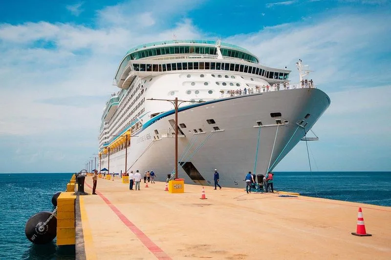Guests Offered Perks to Change Booking on Royal Caribbean Sailing