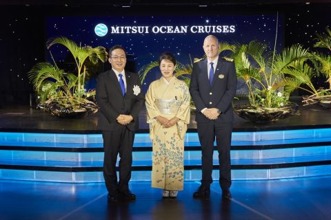 (Left photo) Ikenobo ikebana Headmaster Designate Senko Ikenobo poses with Mitsui Ocean Cruises President and CEO Tsunemichi Mukai and Captain Kim Karlsson to celebrate the official naming of MITSUI OCEAN FUJI.
