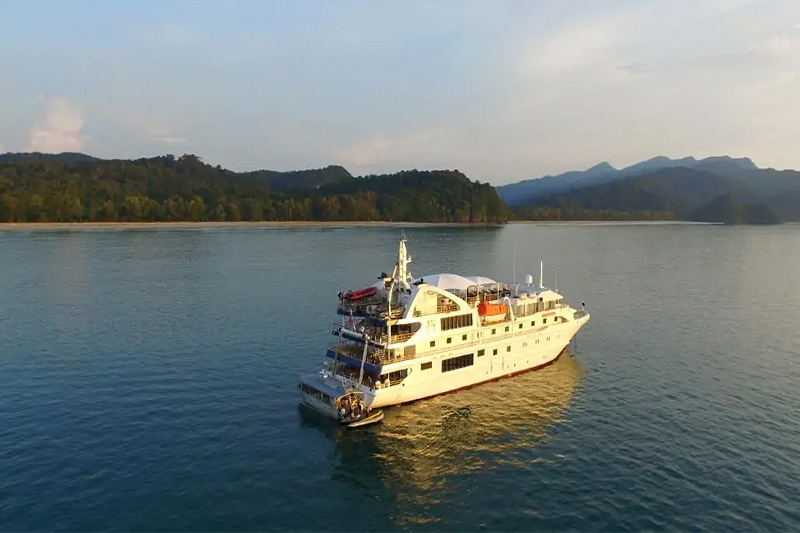 coral expeditions discoverer coastal adventures