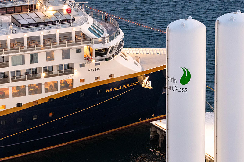 havila polaris fills with liquefied biogas in hammerfest