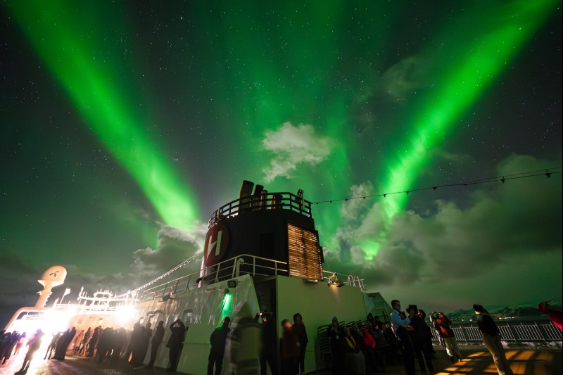 pulsating northern lights