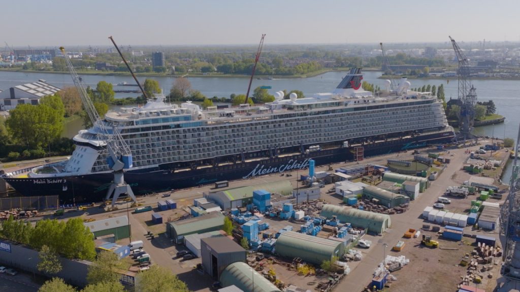mein schiff 3 rotterdam drydock (1)
